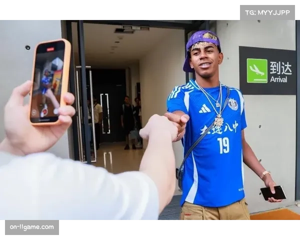 现场：巴萨小球迷闯入球场拥抱亚马尔，赛后得到球星签名球衣